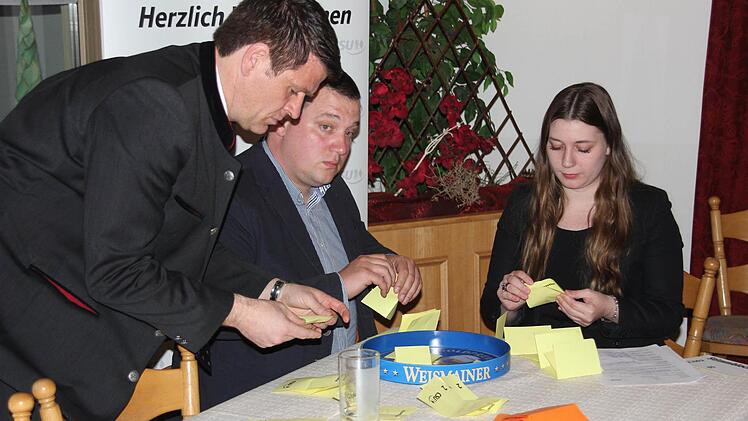MdL Steffen Vogel, Sebastian Ott und Hannah Lang zählten die Stimmen aus.