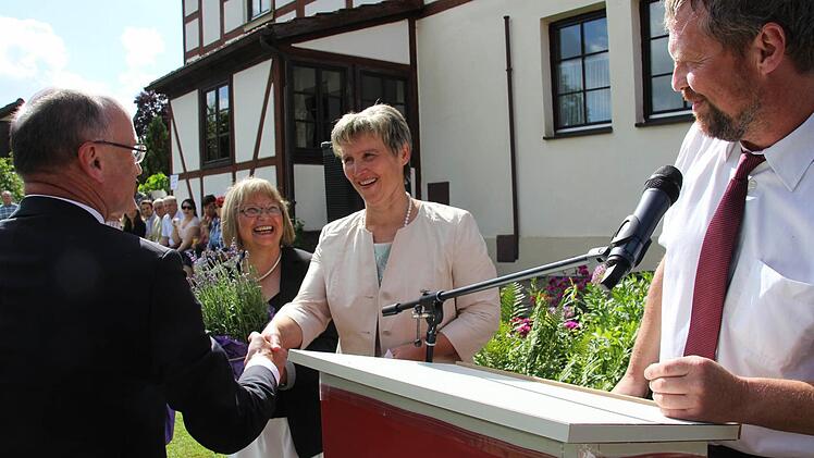 Der Dank des Landrats an Irmgard Hau (rechts) und Gisela Güthlein. Rechts: Guntram Ulsamer.Foto: Ralf Kestel
