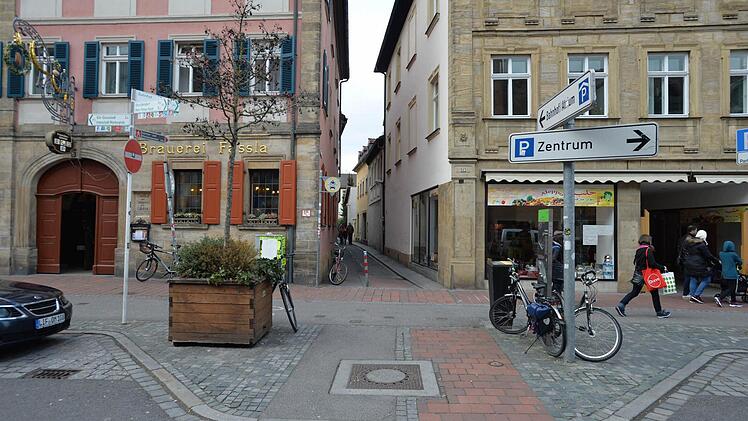 Blick auf den Abbiegeweg aus Sicht eines Fahrradfahres, der von der Fahrbahn der Oberen Königstraße kommt.