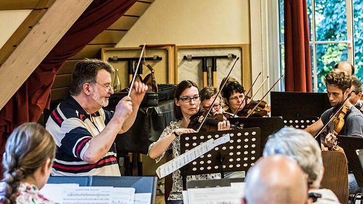 Intensiv bereitet sich das Orchester der "Musikfreunde Neustadt" auf sein Open-Air-Konzert am Sonntag (3. Juli) im Freibad vor.Foto: Jochen Berger
