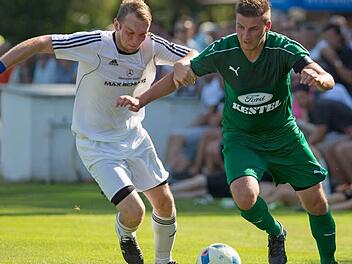 TSV Marktzeuln - TSV Sonnefeld. Der Sonnefelder Fabian Schneider (links) versucht den davoneilenden Marktzeulner Florian Rauch zu stoppen.  Foto: Uwe Gick