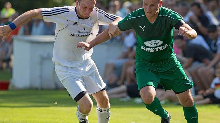 TSV Marktzeuln - TSV Sonnefeld. Der Sonnefelder Fabian Schneider (links) versucht den davoneilenden Marktzeulner Florian Rauch zu stoppen.  Foto: Uwe Gick