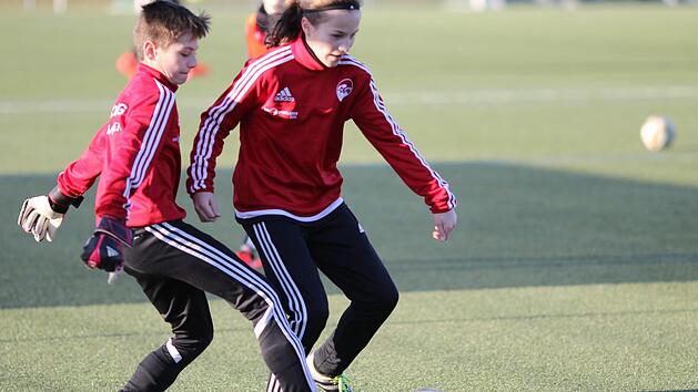 Sie l&auml;sst sich nicht so leicht von ihrem Weg abbringen. Hannah Mesch, die hier im Training ihren Torwart umkurvt, will eines Tages f&uuml;r Deutschland in der Nationalmannschaft spielen. Daf&uuml;r ordnet die 13-J&auml;hrige aus Meeder derzeit viel unter. Fotos: Timo Geldner