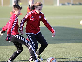Sie lässt sich nicht so leicht von ihrem Weg abbringen. Hannah Mesch, die hier im Training ihren Torwart umkurvt, will eines Tages für Deutschland in der Nationalmannschaft spielen. Dafür ordnet die 13-Jährige aus Meeder derzeit viel unter. Fotos: Timo Geldner