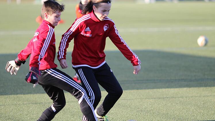 Sie lässt sich nicht so leicht von ihrem Weg abbringen. Hannah Mesch, die hier im Training ihren Torwart umkurvt, will eines Tages für Deutschland in der Nationalmannschaft spielen. Dafür ordnet die 13-Jährige aus Meeder derzeit viel unter. Fotos: Timo Geldner