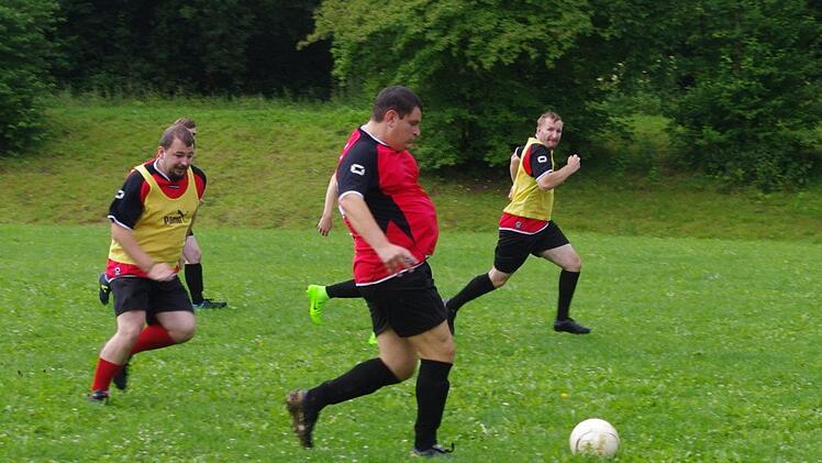Das Fu&szlig;ballspiel war ein Highlight des gemeinsamen Sport- und Spa&szlig;tags.  Foto: Heike Sch&uuml;lein