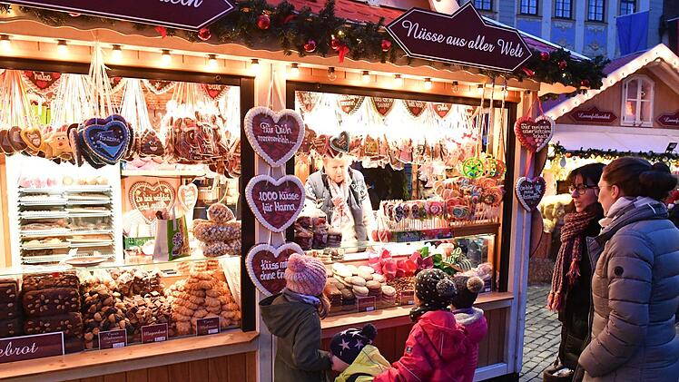 Impressionen von der Eröffnung des Coburger Weihnachtsmarktes. Foto: Ronald Rinklef