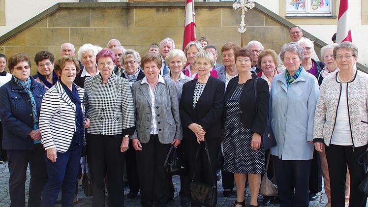 Einen erstaunlich starken Jahrgang stellten diese Frauen und Männer. Sie hatten vor 70 Jahren ihre Erstkommunion.Thomas Hümmer