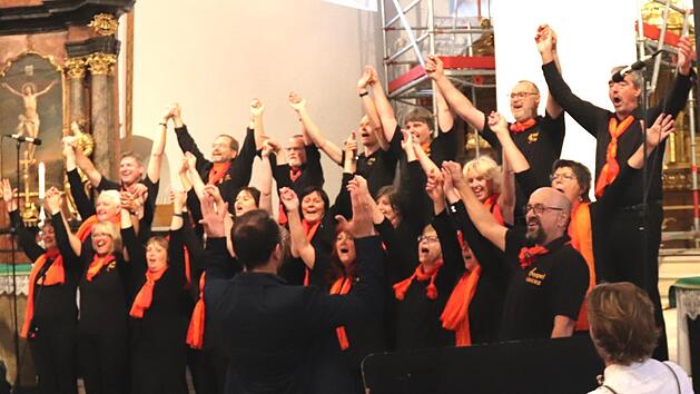 Die "Gospel Voices" genossen den langanhaltenden Beifall ihrer Zuh&ouml;rer. Foto: Johanna Blum