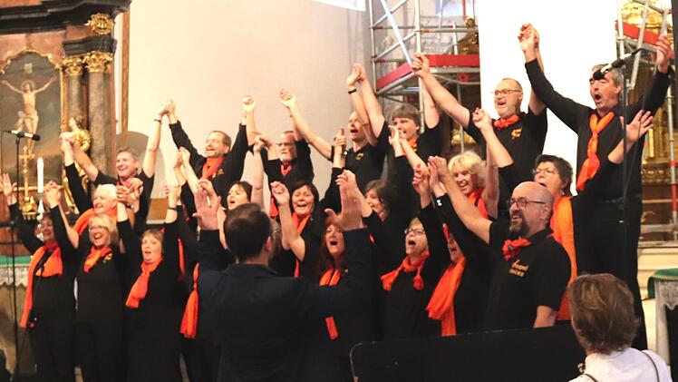 Die "Gospel Voices" genossen den langanhaltenden Beifall ihrer Zuhörer. Foto: Johanna Blum