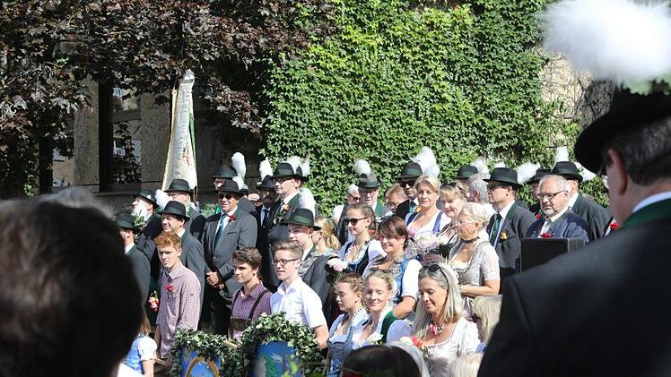 Vom Marktplatz aus machten sich die Kronacher Schützen und ihre Gäste auf den Weg zur Hofwiese. Foto: Barbara Herbst