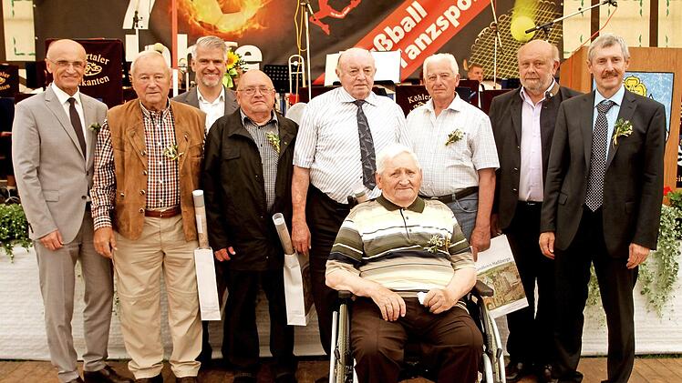 Für 50-jährige Tätigkeit wurden diese Feldgeschworenen geehrt. Hermann Zieg aus Schönbrunn (vorne) ist sogar schon 60 Jahre dabei.