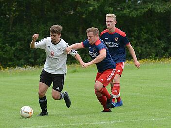 Den Gegner im Griff: Das Landkreis-Derby ging an den TSV Rannungen um Dominik Hüllmantel. Was auch daran lag, dass sich Steinach (links: Fabian Rottenberger) früh dezimierte. Foto. ssp