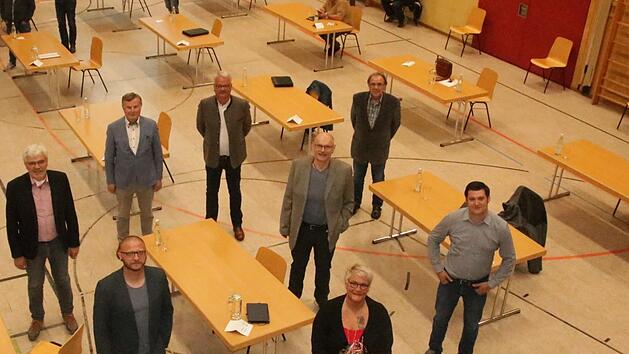 Bürgermeister Bernhard Storath (links) verabschiedete die ausscheidenden Gemeinderäte (im Uhrzeigersinn) Herbert Hennemann, Hauke Petersen, Peter Schober, Kurt Hammer, Axel Hümmer, Claudia Jung und Markus Knipper sowie (nicht im Bild) Roswitha Wich. Foto: Matthias Einwag