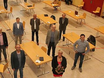 Bürgermeister Bernhard Storath (links) verabschiedete die ausscheidenden Gemeinderäte (im Uhrzeigersinn) Herbert Hennemann, Hauke Petersen, Peter Schober, Kurt Hammer, Axel Hümmer, Claudia Jung und Markus Knipper sowie (nicht im Bild) Roswitha Wich. Foto: Matthias Einwag