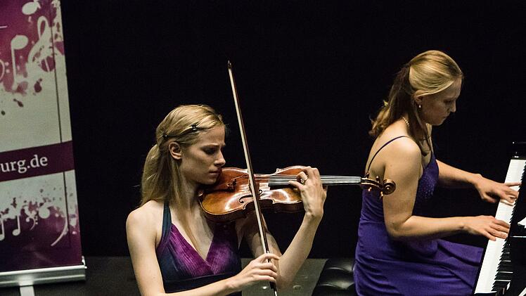 Die Schwestern Mariella und Magdalena Haubs (von links) beeindruckten das Publikum bei ihrem Coburg-Gastspiel.Foto: Jochen Berger