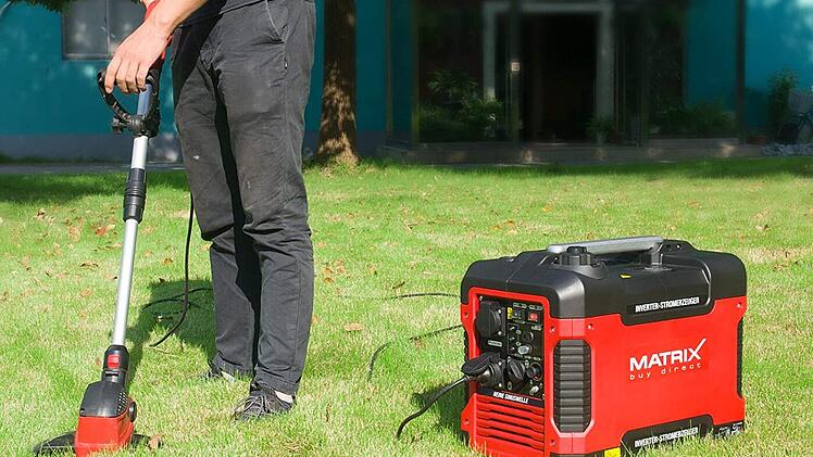 Benzingetriebene Generatoren erzeugen selbstständig Strom - du bist damit also nicht auf das Stromnetz angewiesen und bist im Katastrophenfall unabhängig davon.