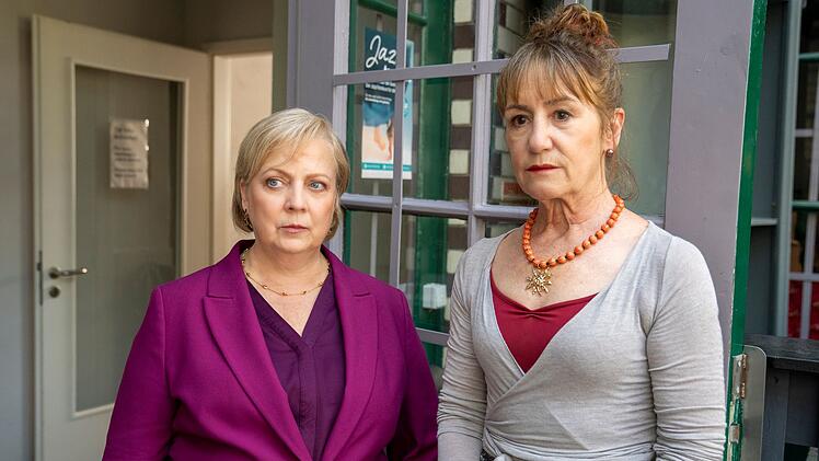 Talia (Gabriela Maria Schmeide, links) wird von ihrer alten Schulfreundin Sally (Ulrike Krumbiegel) aufgesucht und um juristischen Beistand gebeten. Die Begegnung konfrontiert Talia mit ihrer Vergangenheit. Warum hat sie so ein Problem damit, wenn andere Menschen wissen, dass sie aus der DDR stammt?