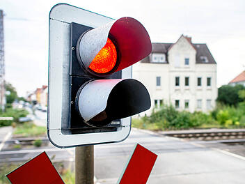 Zug erfasst Frau mit Kinderwagen an Bahn&uuml;bergang in Leingarten