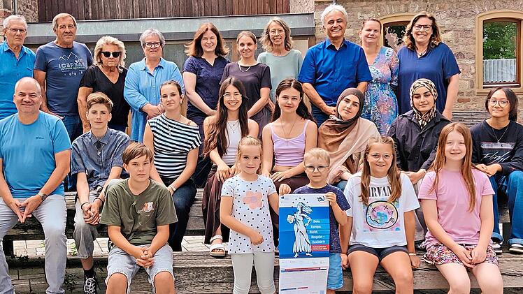 Unser Foto zeigt die Preistr&auml;ger des Europa-Wettbewerbs und ihre Lehrer. Sonja Vierheilig