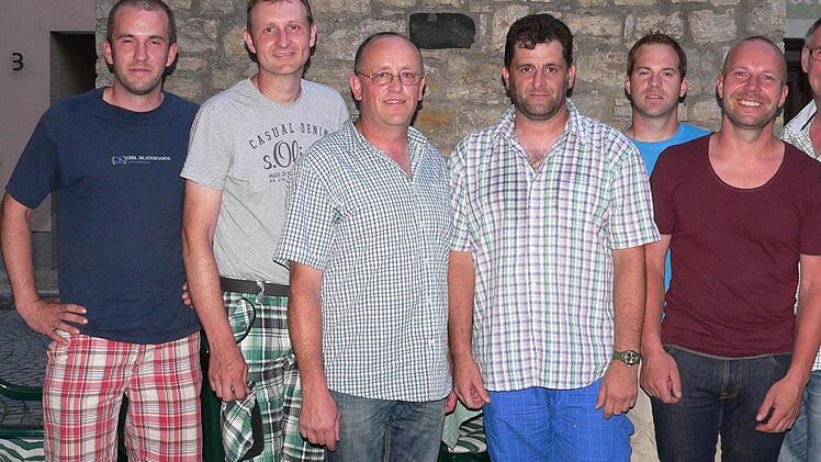 Neuwahlen beim Volkacher Weinbauverein. Im Bild: Christian Müller, Markus Schneider, Winfried Schäfer, Stephan Heilmann, Oliver Bienert, Thomas Martin und Walter Erhard. Foto: Molitor