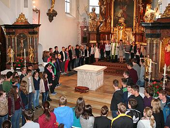 Die Abiturienten versammelten sich um den Altar und beteten gemeinsam ein Vaterunser. Fotos: Evi Seeger