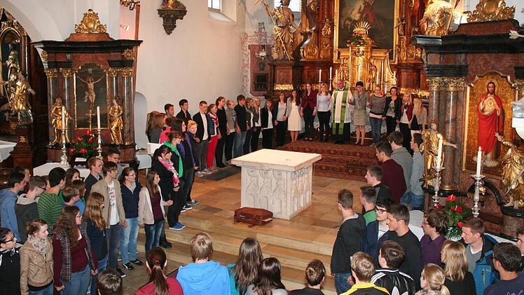 Die Abiturienten versammelten sich um den Altar und beteten gemeinsam ein Vaterunser. Fotos: Evi Seeger