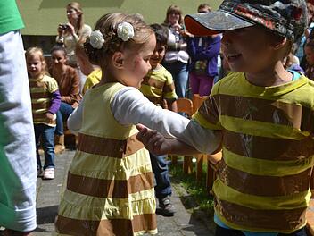 "In unserem Garten" hieß das Motto beim Kindergartenfest in Ramsthal, in dessen Rahmen die neuen Räume für die Krippenkinder gesegnet wurden. Fotos: Andreas Lomb