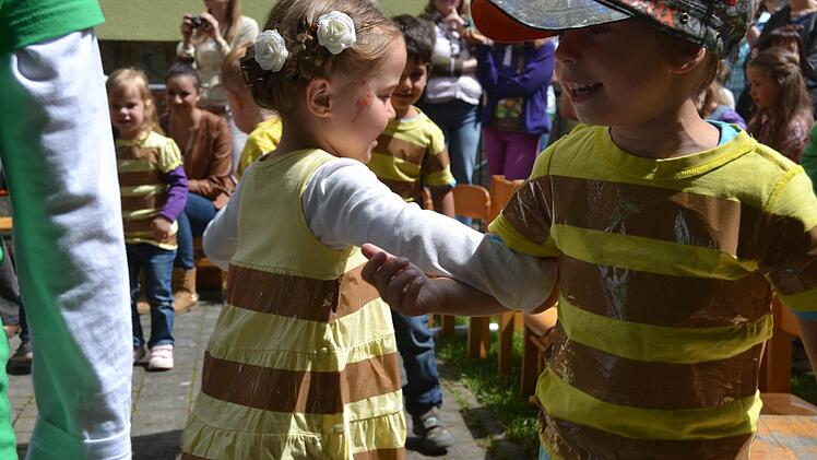 "In unserem Garten" hieß das Motto beim Kindergartenfest in Ramsthal, in dessen Rahmen die neuen Räume für die Krippenkinder gesegnet wurden. Fotos: Andreas Lomb