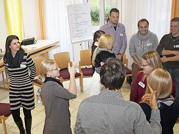 In vielen praktischen Übungen lernen die Lehrer und Referendare, gemeinsam mit Trainerin Ingrid Otto (links), die Möglichkeiten des Lions Quest "Erwachsen werden" kennen. Foto: Thomas Heuchling