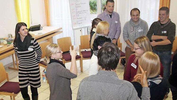 In vielen praktischen Übungen lernen die Lehrer und Referendare, gemeinsam mit Trainerin Ingrid Otto (links), die Möglichkeiten des Lions Quest "Erwachsen werden" kennen. Foto: Thomas Heuchling