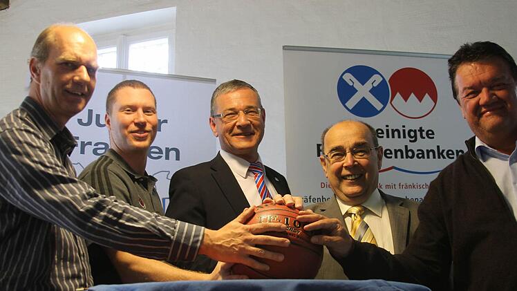 Die "Gründerväter" des neuen Forchheimer Basketballs (v.l.): Josef Heilmann, Johannes Laub von den Brose Baskets, Franz-Josef Bieber von den Vereinigten Raiffeisenbanken, Bürgermeister und VfB-Vorsitzender Franz Stumpf und VfB-Kassier Walter Mirschberger.