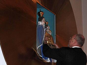 Höhepunkt der Zeremonie: Das Gnadenbild der Heiligen Maria nimmt wieder ihren angestammten Platz in der Wallfahrtskirche auf dem Maria Ehrenberg ein. Foto: Thomas Dill