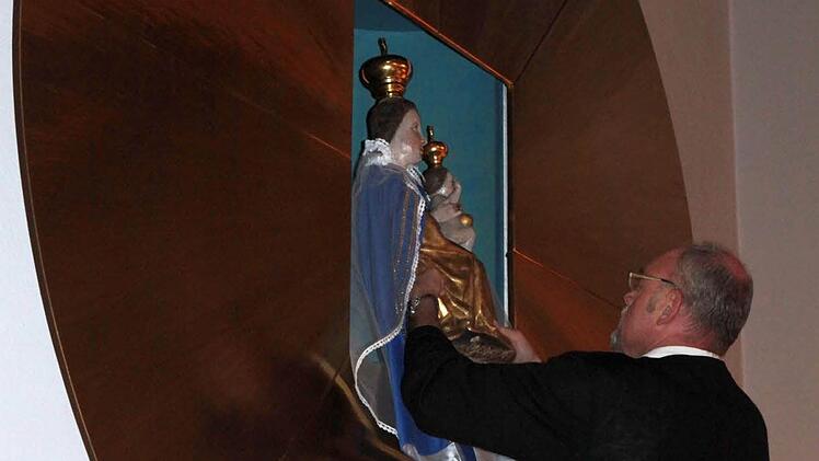 Höhepunkt der Zeremonie: Das Gnadenbild der Heiligen Maria nimmt wieder ihren angestammten Platz in der Wallfahrtskirche auf dem Maria Ehrenberg ein. Foto: Thomas Dill