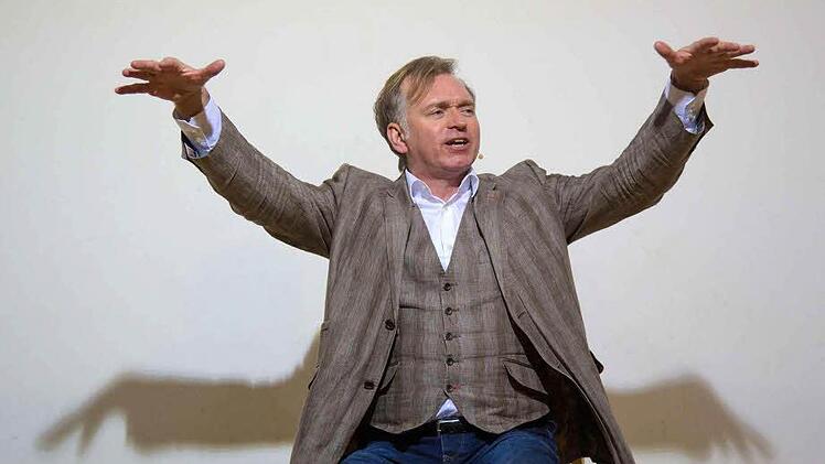 Mit Händen und Füßen unterstützt Christian Springer sein Ausführungen. Für die syrischen Flüchtlinge ist er der rettende Engel in ihrer unbeschreiblichen Not.  Foto: Klaus Gagel