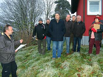 Herbert Reuß (links) erläuterte dem Bauausschuss den geplanten Anbau an das Feuerwehrhaus.  Foto: Andreas Welz