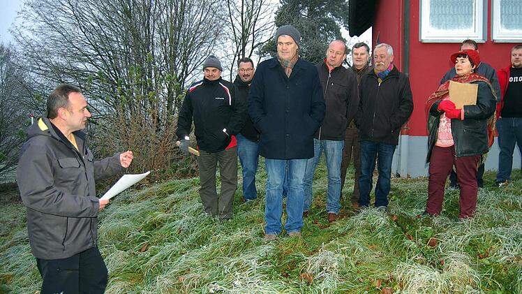 Herbert Reuß (links) erläuterte dem Bauausschuss den geplanten Anbau an das Feuerwehrhaus.  Foto: Andreas Welz