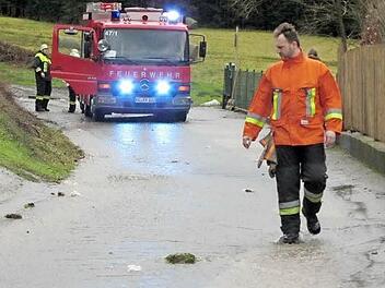 Der Wickendorfer Weg in Förtschendorf bereitet bei Regen oder Schneeschmelze den Anliegern große Sorge. Jedes Mal muss die FFW Förtschendorf zu Hilfe gerufen werden. Die Anwohner erbitten Abhilfe. Foto: eh