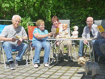 Für sie ist das Puppenfestival ein Muss (von links): Albert und Renate Fusenig, Anita und Claus Moser sowie Egon und Anita Liebermann. Und nicht zu vergessen: Hündchen "Filou" fühlt sich auf dem Neustadter Schützenplatz ebenfalls pudelwohl. Foto: Berthold Köhler