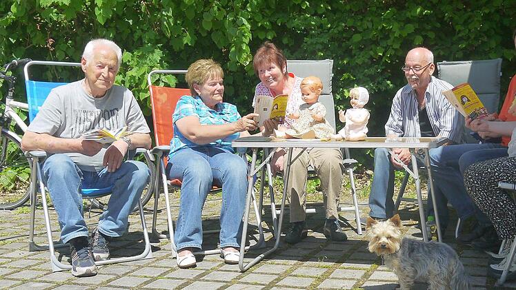 Für sie ist das Puppenfestival ein Muss (von links): Albert und Renate Fusenig, Anita und Claus Moser sowie Egon und Anita Liebermann. Und nicht zu vergessen: Hündchen "Filou" fühlt sich auf dem Neustadter Schützenplatz ebenfalls pudelwohl. Foto: Berthold Köhler