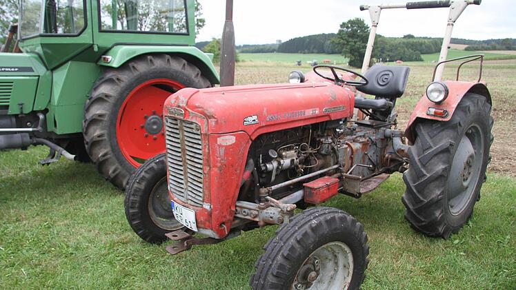Schön ist der Massey-Ferguson, Baujahr 1956, nicht, aber zu 100 Prozent original, erklärt Erich Pausch. Foto: Sonja Adam