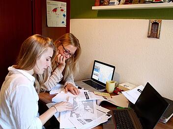 Arbeitssitzung in der WG-Küche. Julia Winkler (links) und Anna Theuer sind die Initiatorinnen der Aktion "Balkans Relief"