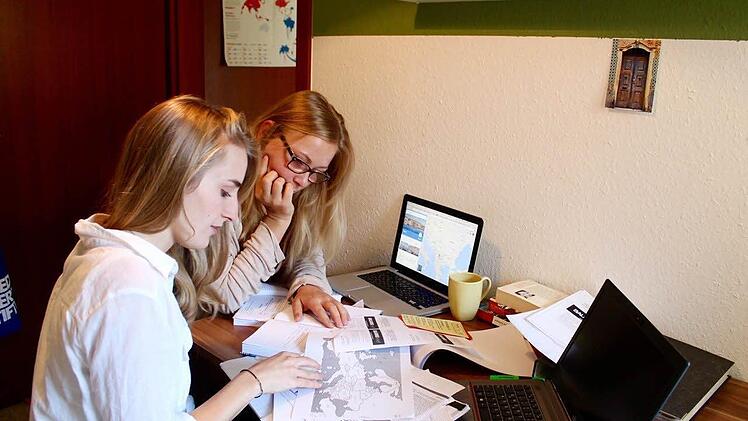 Arbeitssitzung in der WG-Küche. Julia Winkler (links) und Anna Theuer sind die Initiatorinnen der Aktion "Balkans Relief"