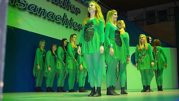 Ihrem Namen alle Ehre machten die Sunshine-Girls aus Weißenbrunn mit ihrem hinreißenden Tabaluga-Auftritt.  Foto: Heike Schülein