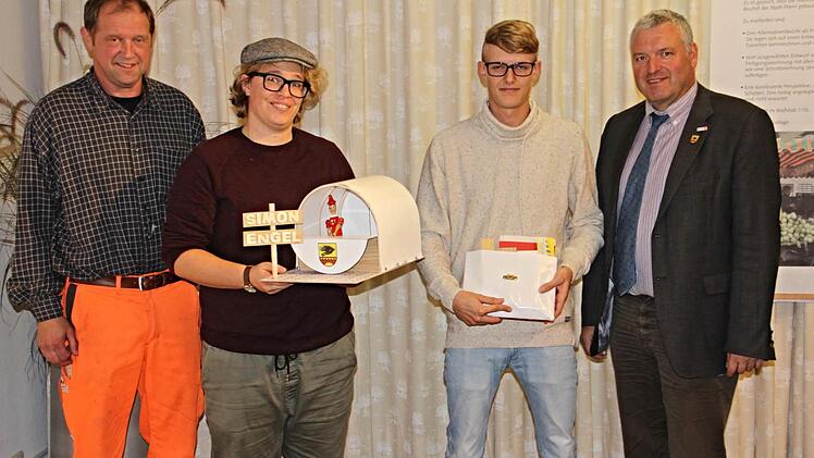 Das Modell, das Tania Simon und Rudolf Engel entworfen haben, wurde unabhängig voneinander sowohl von Bürgermeister Jürgen Hennemann (rechts) und Bauhofschreiner Franz Dorsch (links) spontan favorisiert. Foto: Helmut Will