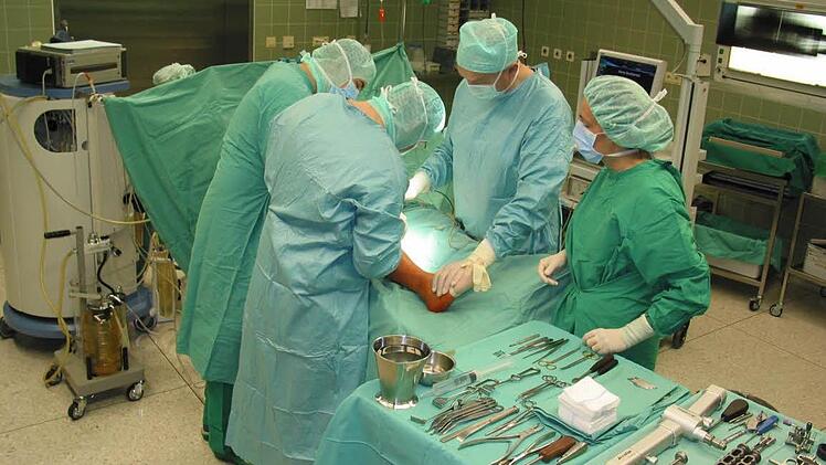 Die Haßberg-Kliniken müssen sich auf schwerwiegende Einschnitte gefasst machen. Unser Archivbild von einer Knieoperation entstand zu Zeiten, als die Kliniken noch schwarze Zahlen schrieben.  Foto: Brigitte Krause