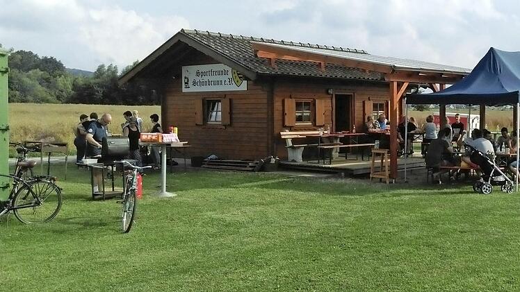 Die Hütte, die sich die Sportfreunde selbst bauten, ist das Zentrum des Vereinslebens - beim Jubiläum und der Dorfolympiade wird sie im Mittelpunkt stehen. Foto: Michael Schnapp