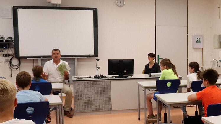 Bürgermeister Ludwig Wahl machte sich gut als Lehrer - trotz letzter Stunde waren alle bei der Sache.