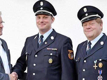 Bürgermeister Rainer Detsch gratuliert Johannes Beetz zu seiner Wahl zum Ersten Kommandanten der FF Haßlach. Der langjährige Erste Kommandant Bernhard Detsch wurde zum Zweiten Kommandanten gewählt.  Foto: Karl-Heinz Hofmann