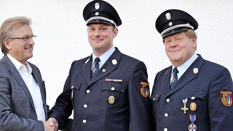 Bürgermeister Rainer Detsch gratuliert Johannes Beetz zu seiner Wahl zum Ersten Kommandanten der FF Haßlach. Der langjährige Erste Kommandant Bernhard Detsch wurde zum Zweiten Kommandanten gewählt.  Foto: Karl-Heinz Hofmann